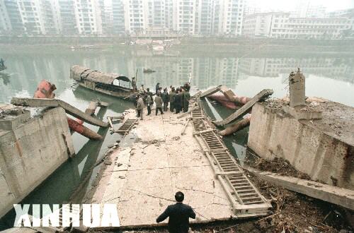 1999年1月4日:重庆綦江彩虹桥整体垮塌_改革