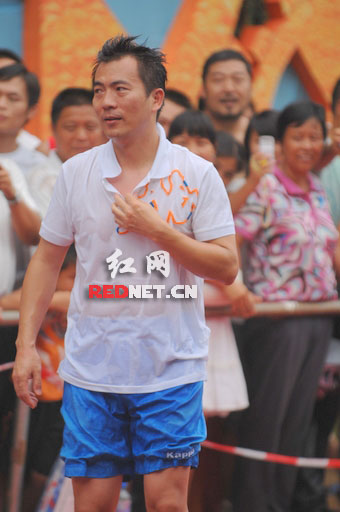 【首发】汪涵黄健翔体力pk向前冲