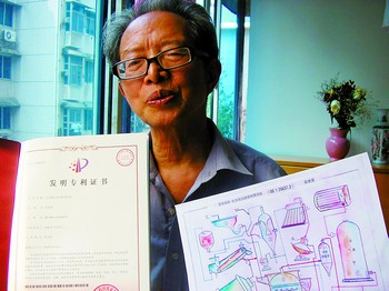 拿着“生活排污综合利用系统”发明专利证书和发明原理平面图，彭世英对该发明早日在国内转化应用充满了期待。周和平摄