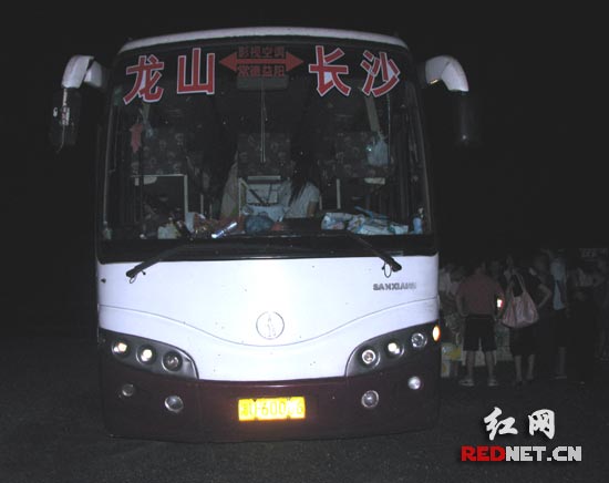 高速交警深夜查获超员客车 发现1000条野生蛇