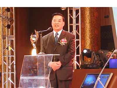 2004cctv十大经济人物 李金华获年度大奖(资料)