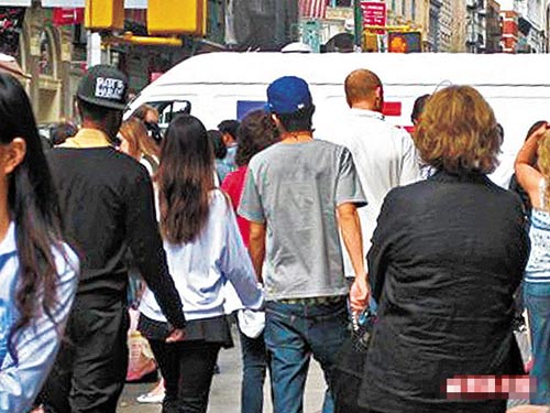 上月30日：上月底陈冠希和女友Vincy手拖手在纽约街头拍拖