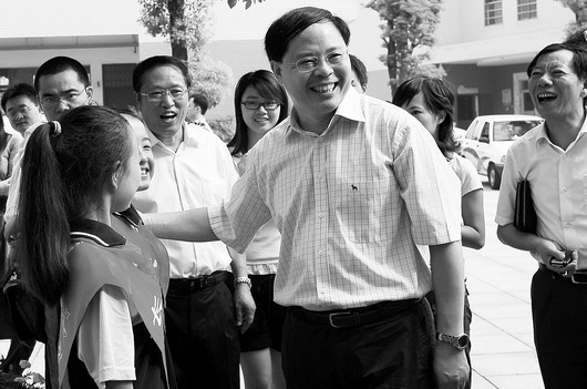 昨日,长沙市委副书记、市长张剑飞到麓山国际实验学校,给教职员工们送去节日的祝贺和慰问。图/记者刘艳