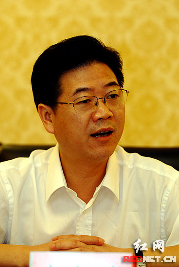 怀化市委书记李亿龙接受采访。李亿龙说，怀化解放思想过程中要以转变干部作风为抓手，对怀化发展中存在的不开放、不务实、不廉政的思想与行为进行转变。