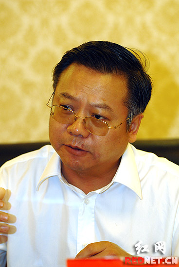 怀化市代市长易鹏飞接受采访。易鹏飞认为，解放思想，不仅仅是停留在“知”的层面，更在于“行”的自觉，解放思想的成效必须体现在“知”与“行”的有机统一。