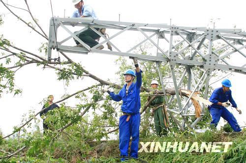 江苏宜兴遭龙卷风突袭 高压电线铁塔被折断