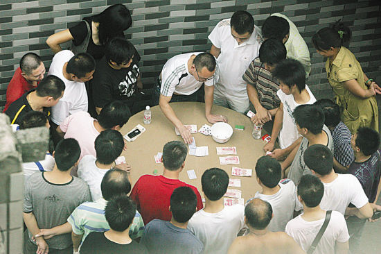 杭州上演警匪大战 22名赌徒当街被抓(组图)
