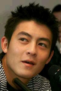 陈冠希不久前跟一票女生在派对上合照