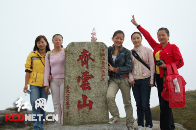 游客登顶齐云山