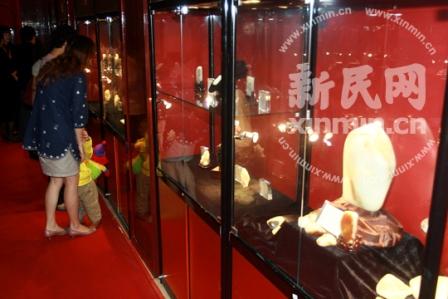 上海奢侈品展须正装入场 女子穿牛仔裤被拒(图)