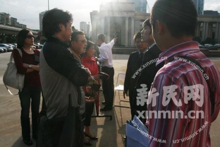上海奢侈品展须正装入场 女子穿牛仔裤被拒(图)