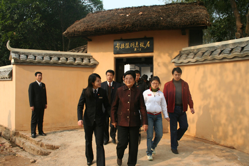彭小枫上将一行从纪念馆步行走到故居参观