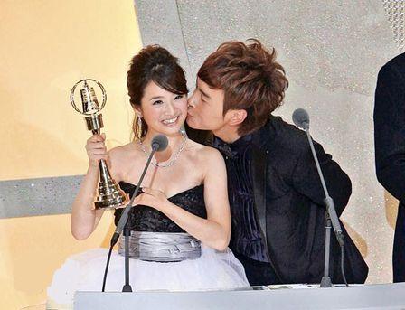  林依晨 得奖 郑元畅 献吻