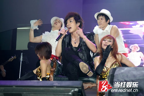 乔任梁上海演唱会完美谢幕 突破尺度挑战辣舞