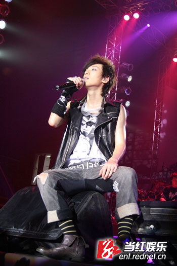 乔任梁上海演唱会完美谢幕 突破尺度挑战辣舞