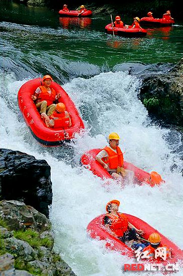 龙底生态旅游景区内的主要娱乐项目龙底漂流惊险刺激、浪漫自由、回归自然、自助自乐，倍受广大游客喜爱，被公认为亚洲第一滩，中华第一漂。