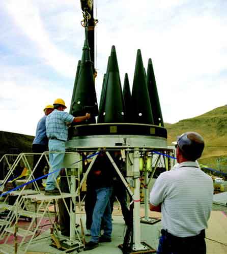 美国军工厂工人装配w87核弹头[资料图片]