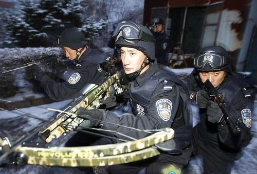 哈尔滨特警配备美式弓弩 射程两百米(图)