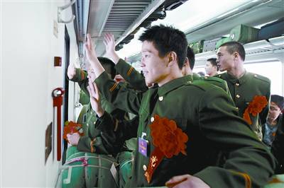 湖南省武警总队欢送退役老兵光荣返乡