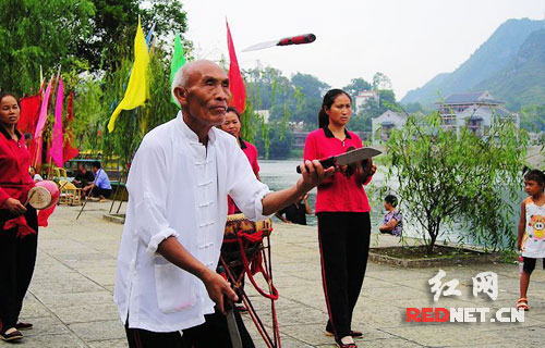 组图:花垣老人用三棒鼓唱颂改革开放之30年