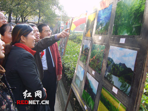 为市民参观摄影大赛作品展。