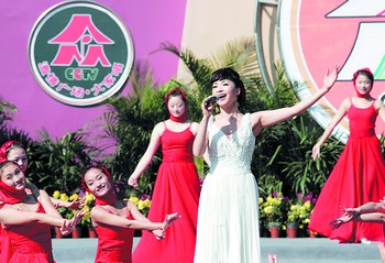 湘妹子汤灿深情演唱。