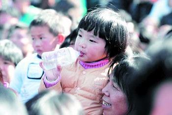 演出吸引了宁乡县十里八乡的乡亲们。