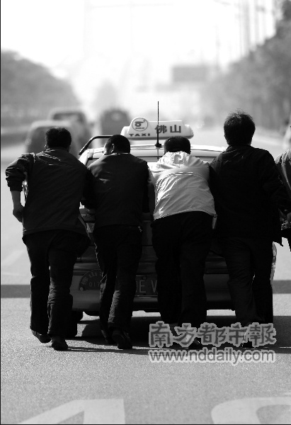 广州昨天打的难 市委书记:要重视的士司机合理