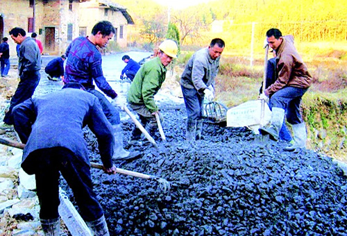 岳阳经开区三荷乡村民自筹资金修村路(图)