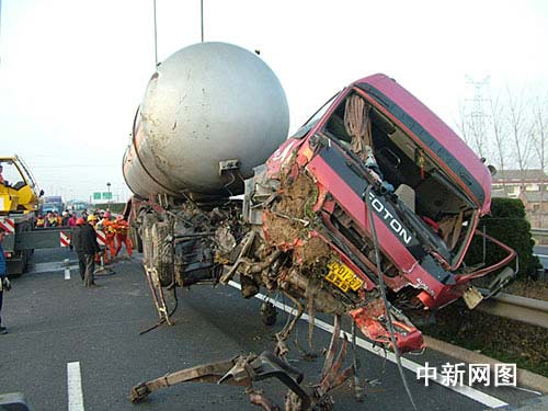 京沪高速江苏淮安段货车与液化气车相撞(组图)