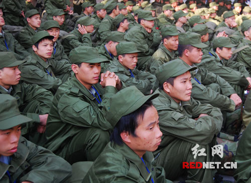 又是一年入伍时 湖南首批500新兵起运(组图)