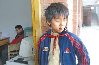 重庆一小学老师惩罚学生吃下炭渣