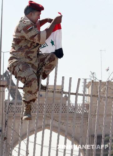 巴士拉/资料图片：2007年9月3日，一名伊拉克士兵在给巴士拉市中心的...