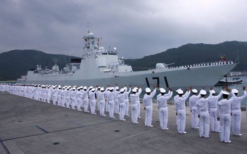 12月26日下午,海军官兵在三亚军港向出征军舰挥手送行.