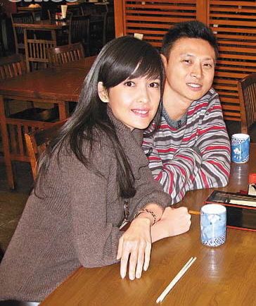 结婚吉时已到始终未现身 倪震再忽悠媒体?