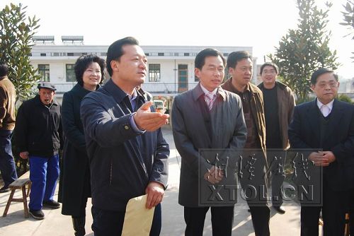 湘潭市委副书记曾震亚节前慰问困难群众