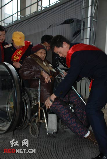 应对客流高峰 长沙铁路青年志愿者在行动(图)