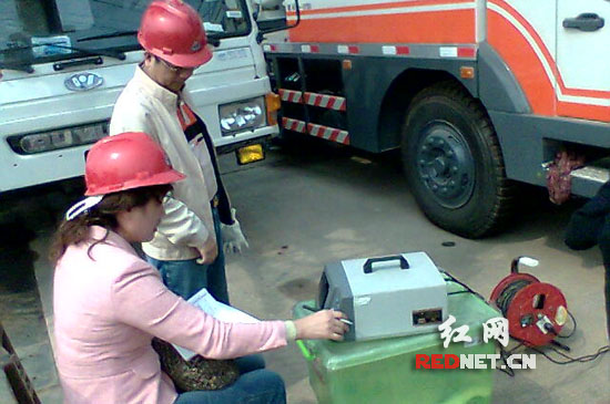 (工作人员正在对汽车尾气排放污染进行监测(全伟华摄)) 红网长沙2月5日讯(记者 李慧芳)今后,长沙机动车上户、过户、年检,尾气环保检测成了头一关,达不到标准的,后面的程序将无法进行。2月5日,长沙市环保局对机动车尾气监督管理中心进行了重组后正式启航,并于10月起,在长沙全面执行机动车排气污染国标准。 随着长沙烟控达标区建设的顺利完成、市区煤改气、油改气工作的大力推进、重要大气污染源的外迁,长沙市区大气污染已从煤烟型向混合型转变,机动车排气污染将成为长沙第一大气污染源。2008年,