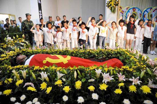 感动中国2008年度人物评选揭晓 张艺谋金晶等