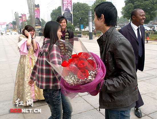 长沙:红玫瑰成情人节主角 送花天使营造浪漫