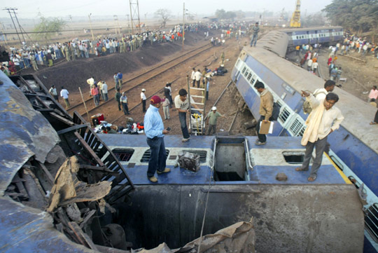 组图:印度发生火车脱轨事故致上百人死伤