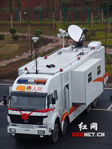 通过卫星通信与政府应急指挥中心或应急通信车