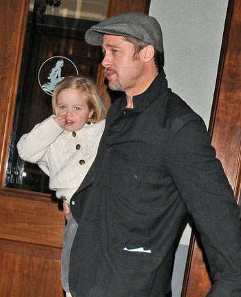 皮特朱莉带孩子观看舞台剧 小希洛爱抠鼻子