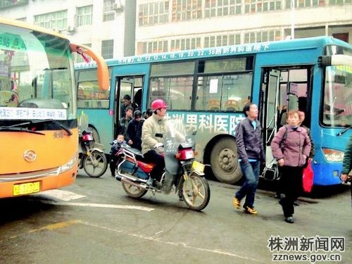 摩的中巴乱窜 株洲车站路到底是谁的(组图)