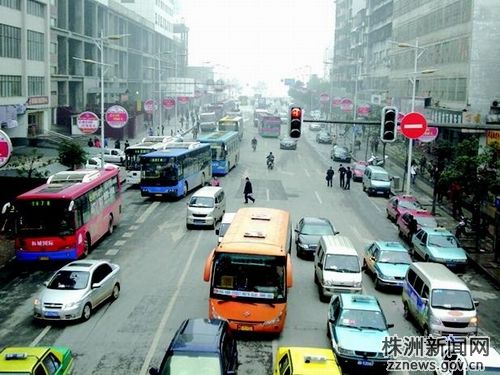 摩的中巴乱窜 株洲车站路到底是谁的(组图)