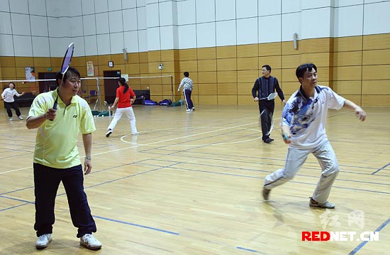 省委党校与建行<em>长沙河西</em>支行开展羽毛球比赛共