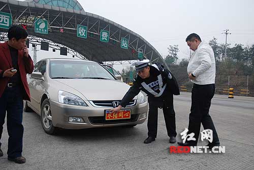 假婚车 与电子警察  躲猫猫  高速交警力查处(图
