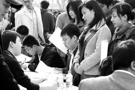 郑州5万毕业生现场求职 作陪母亲叹工作难找