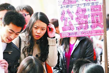 郑州5万毕业生现场求职 作陪母亲叹工作难找