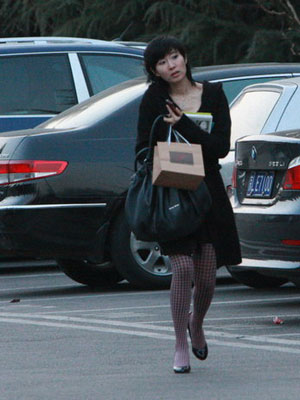 主持人李霞购物完毕后现身望京某酒店停车场